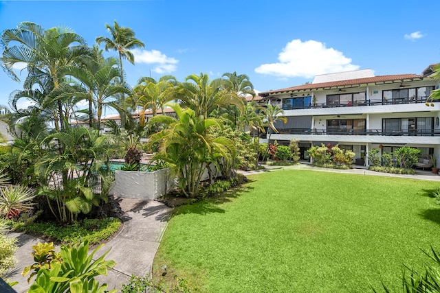 75-6082 Alii Dr Unit A207, Kailua-Kona, HI 96740 - surrounding community with a yard