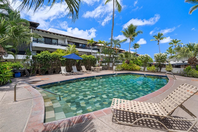 75-6082 Alii Dr Unit A207, Kailua-Kona, HI 96740 - community pool featuring a patio