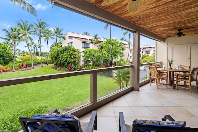 78-6800 Alii Dr Unit 7202, Kailua-Kona, HI 96740 - sunroom featuring ceiling fan and outdoor dining space