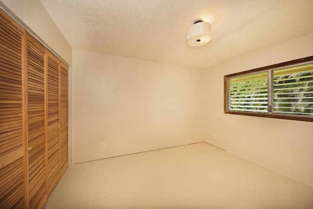 16-295 Orchidland Dr, Kurtistown, HI 96760 - unfurnished bedroom with a closet and concrete floors