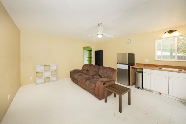 16-295 Orchidland Dr, Kurtistown, HI 96760 - living area with a ceiling fan