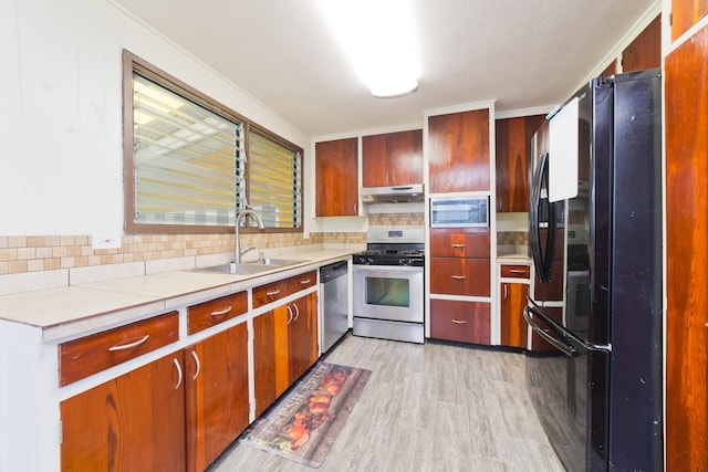 81-6356 Keopuka Pl, Captain Cook, HI 96750 - kitchen featuring stainless steel appliances, decorative backsplash, light wood-style flooring, light countertops, and under cabinet range hood