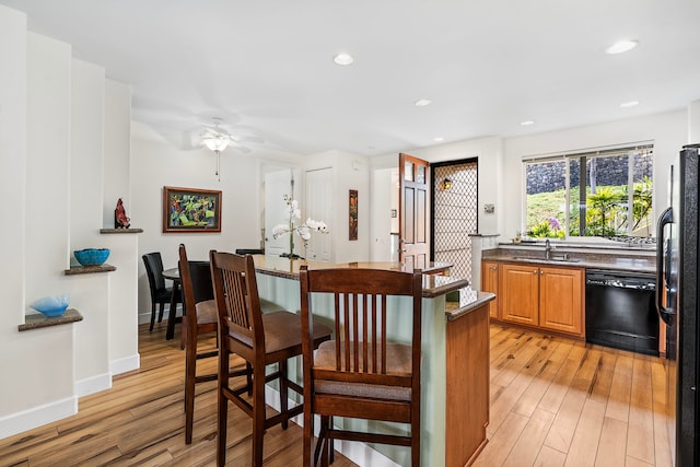 75-5919 Alii Dr Unit M3, Kailua-Kona, HI 96740 - kitchen featuring black appliances, light wood finished floors, a ceiling fan, a kitchen bar, and recessed lighting