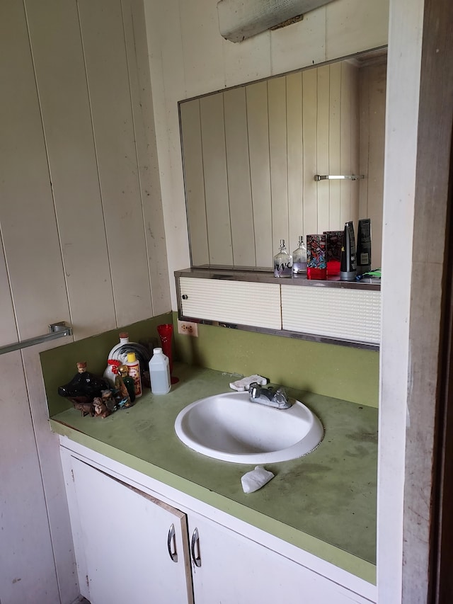 17-4136 Kukui Camp Rd, Mountain View, HI 96771 - bathroom featuring vanity