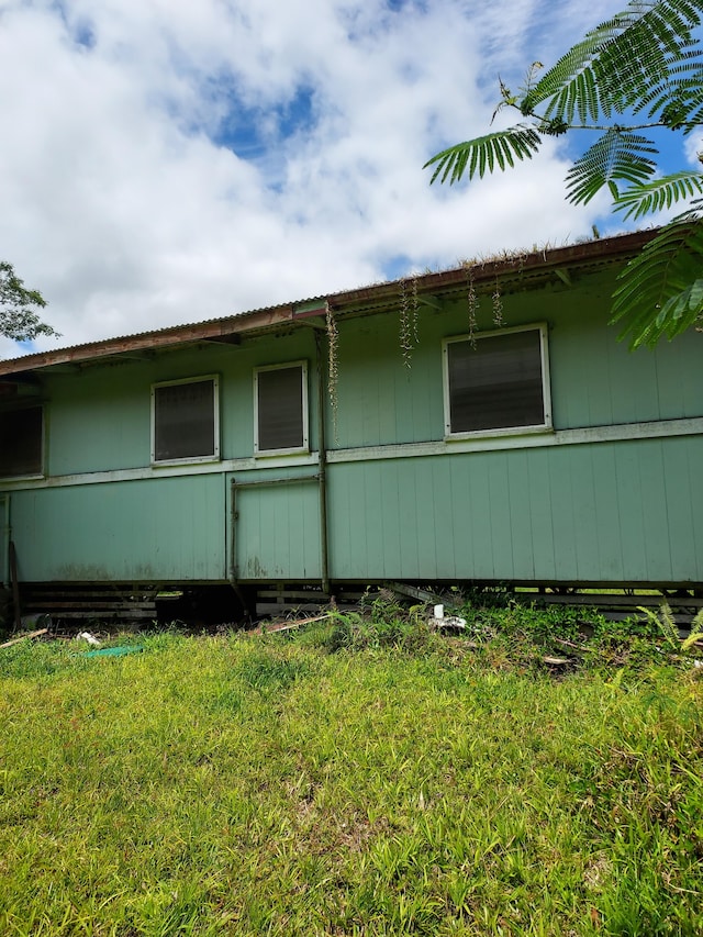 17-4136 Kukui Camp Rd, Mountain View, HI 96771 - view of side of home featuring a yard and a metal roof