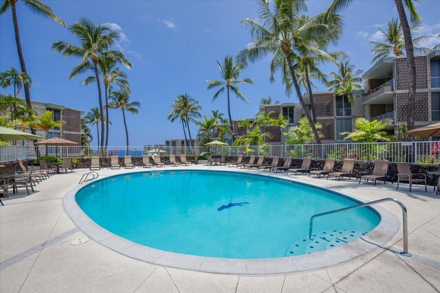75-6016 Alii Dr Unit 323, Kailua-Kona, HI 96740 - community pool featuring a patio
