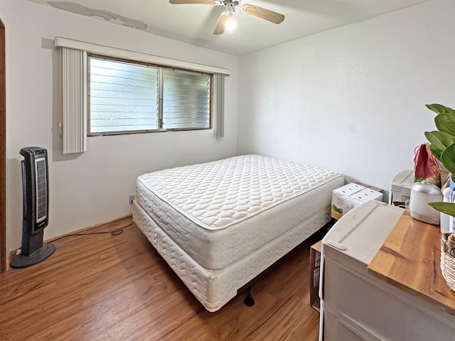 979-A Kumukoa St, Hilo, HI 96720 - bedroom featuring wood finished floors, heating unit, and ceiling fan