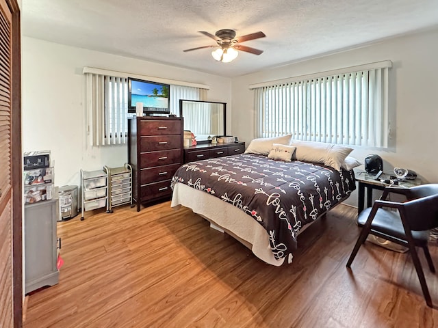 979-A Kumukoa St, Hilo, HI 96720 - bedroom featuring light wood-style flooring, a textured ceiling, and ceiling fan