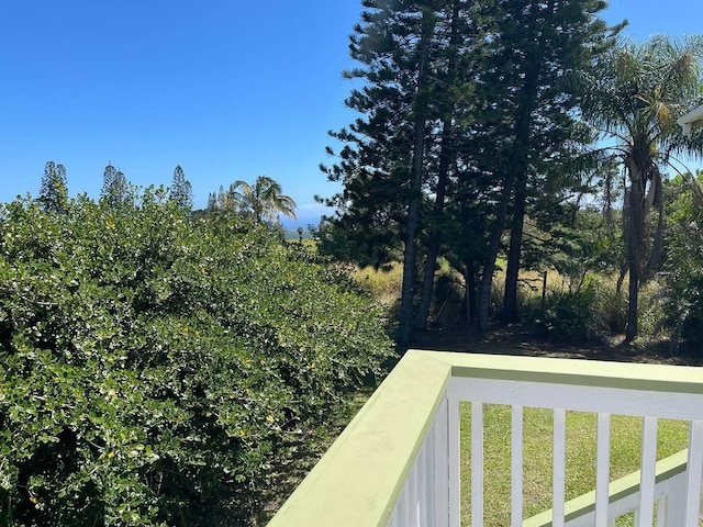 94-5868 Kanaloa Pl, Naalehu, HI 96772 - view of yard with a balcony