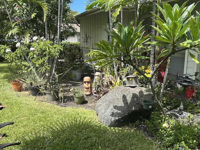 75-107 Kamilo Pl, Kailua-Kona, HI 96740 - view of green lawn