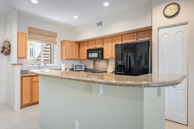 75-5919 Alii Dr Unit Jj2, Kailua-Kona, HI 96740 - kitchen with black appliances, a center island, recessed lighting, light brown cabinetry, and a breakfast bar area
