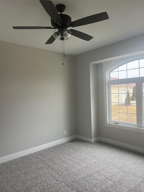 unfurnished room with carpet and ceiling fan