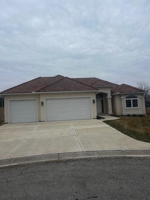 view of front of property featuring a garage