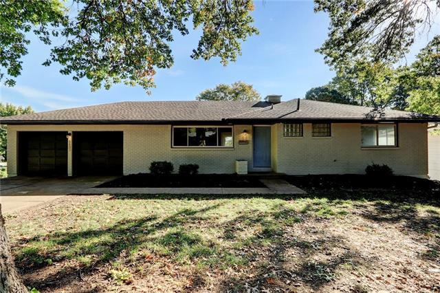 ranch-style house with a front lawn