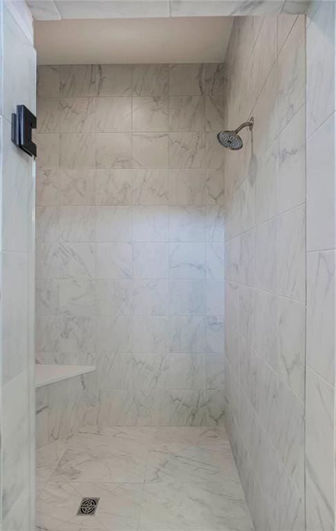 full bathroom featuring tiled shower