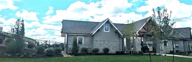 view of front facade featuring a front yard
