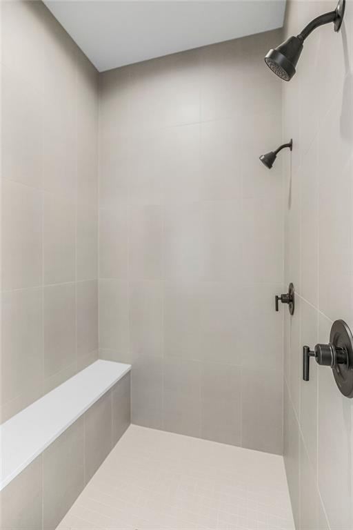 bathroom featuring tiled shower