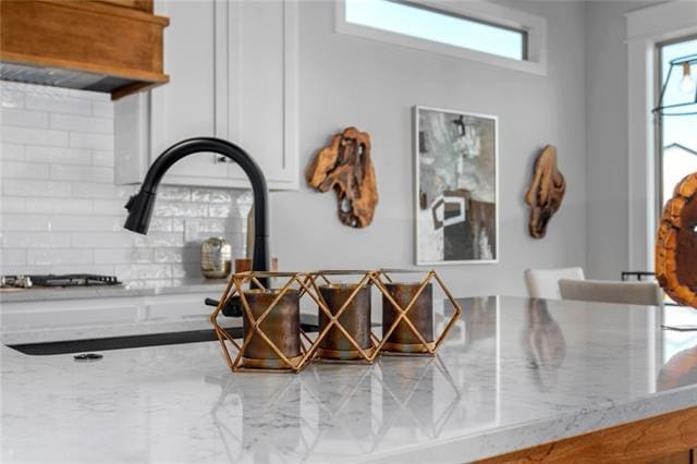 interior details featuring tasteful backsplash