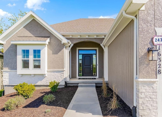 view of exterior entry featuring stucco siding