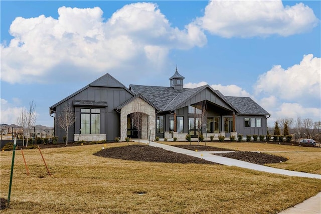 modern farmhouse style home featuring a front lawn