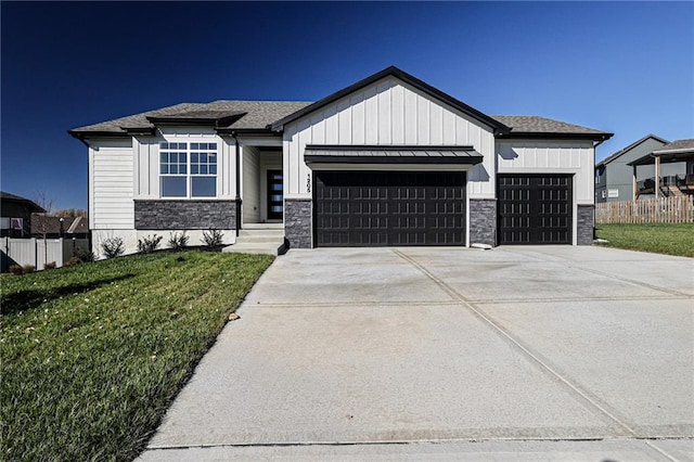 view of front of house featuring a front lawn and a garage