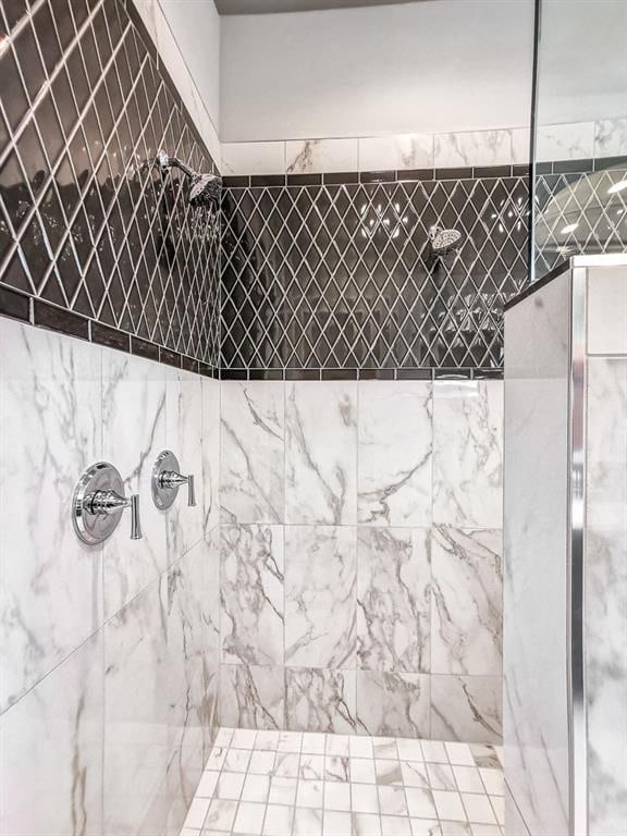 2908 NE 102nd St, Kansas City, MO 64155 - interior space with a tile shower