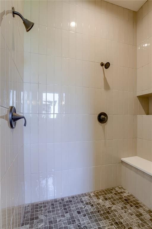 bathroom featuring a tile shower