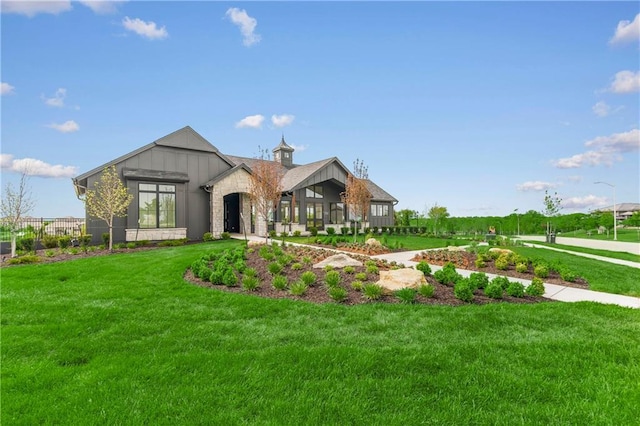 view of front of property featuring a front lawn