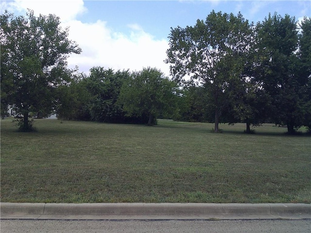 Listing photo 2 for 210 E Sundance Dr, Paola KS 66071