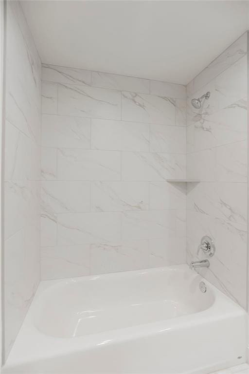 bathroom featuring tiled shower / bath