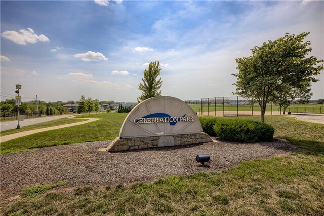 view of property's community featuring a lawn