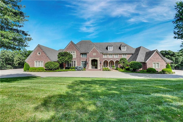 view of front of house featuring a front yard