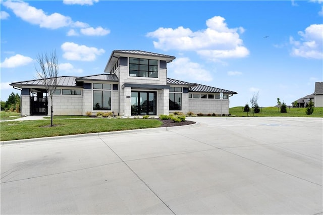 view of front of property with a front yard and a carport