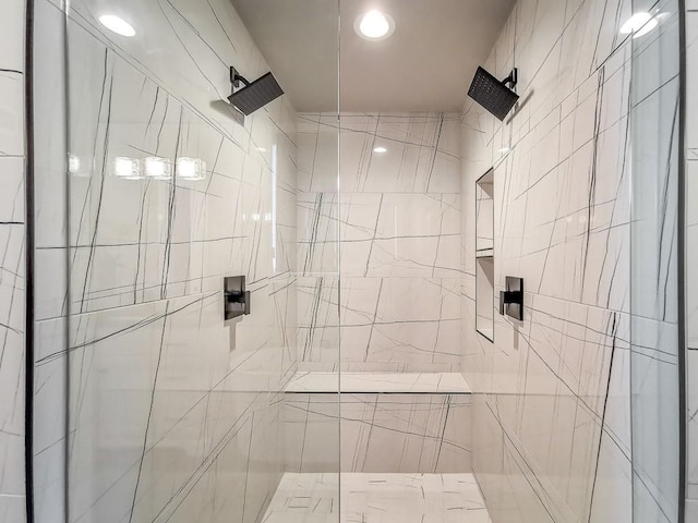 bathroom featuring a tile shower