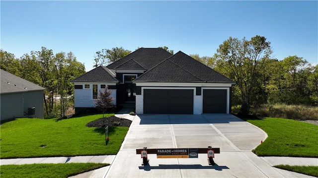 view of front facade featuring a front lawn and a garage