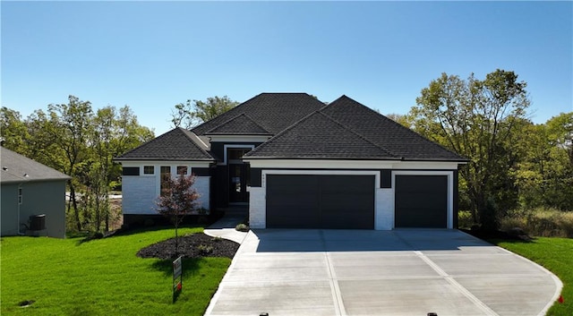 view of front facade featuring a front yard and a garage