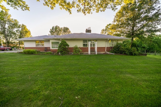 single story home with a front lawn