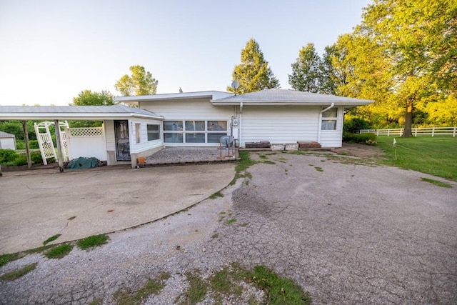 view of front of property with a front lawn