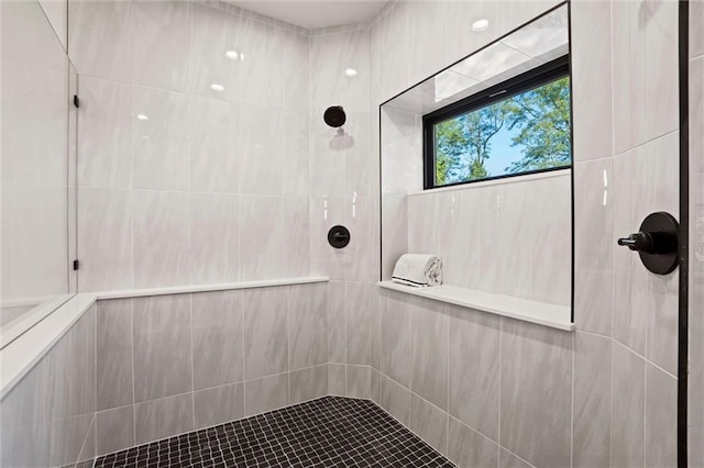 bathroom featuring a tile shower