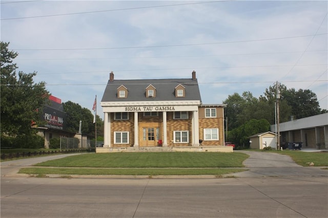 view of front of house featuring a front lawn