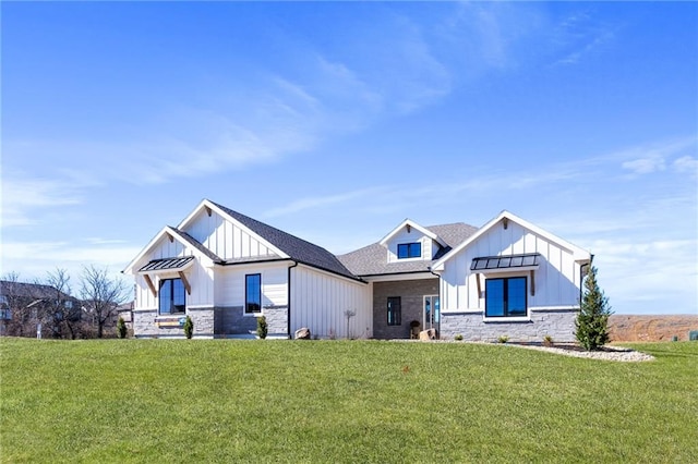 view of front of home with a front lawn