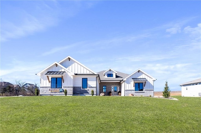 view of front of house featuring a front lawn