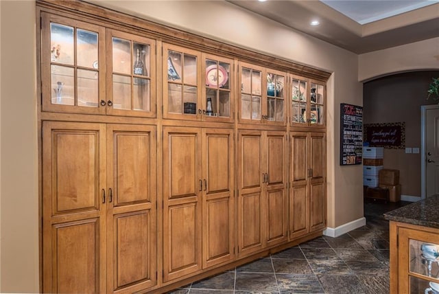 1709 Lake Alvamar Dr, Lawrence, KS 66047 - room details with baseboards, arched walkways, and recessed lighting