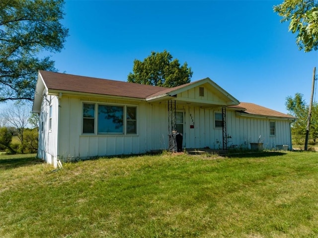 single story home with a front yard