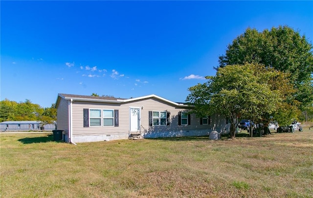 manufactured / mobile home featuring a front lawn