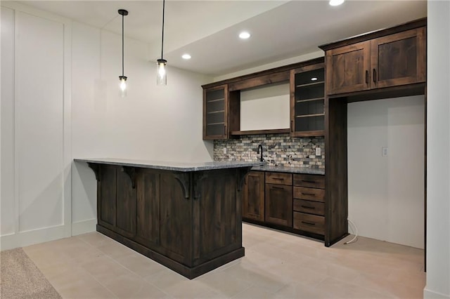 119 Teton Rdg, Lake Winnebago, MO 64034 - bar featuring recessed lighting, backsplash, and hanging light fixtures