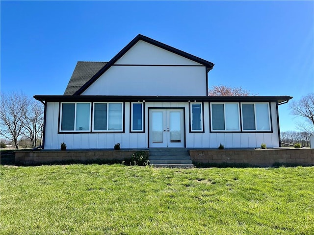 view of front facade featuring a front yard