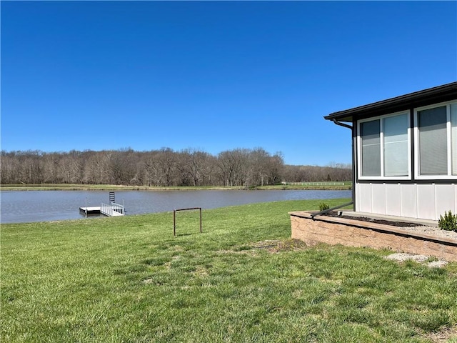 view of yard featuring a water view