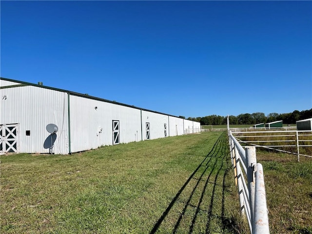 view of yard with an outdoor structure