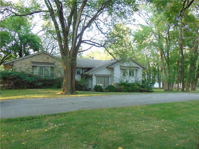 ranch-style home featuring a front lawn